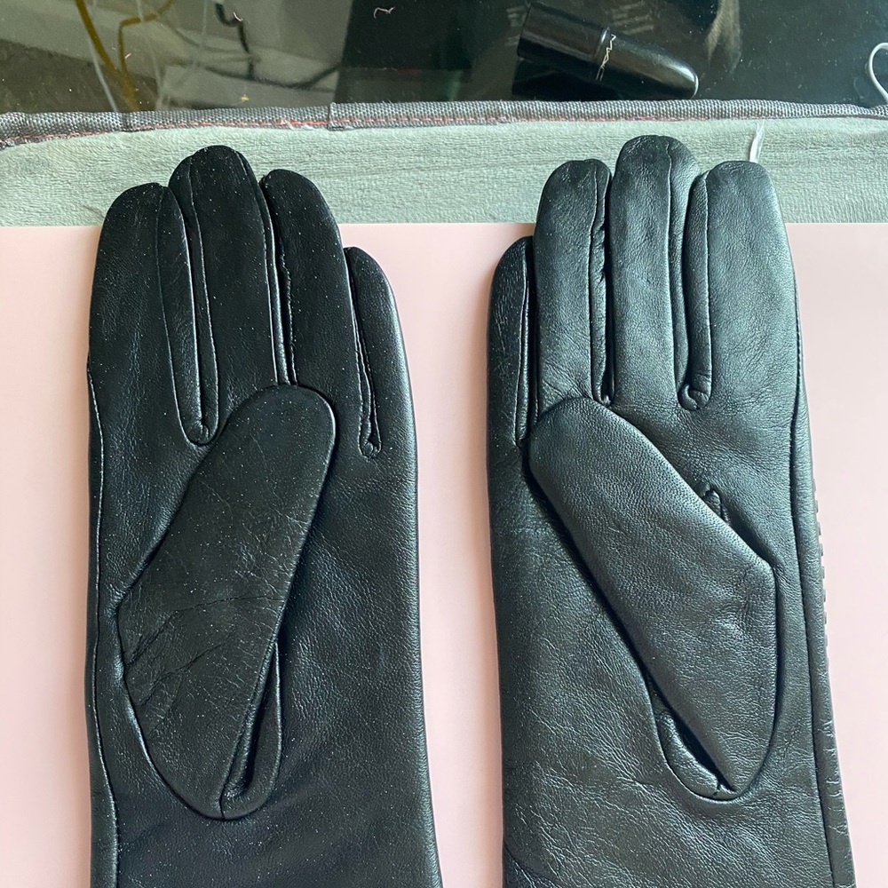Leather gloves